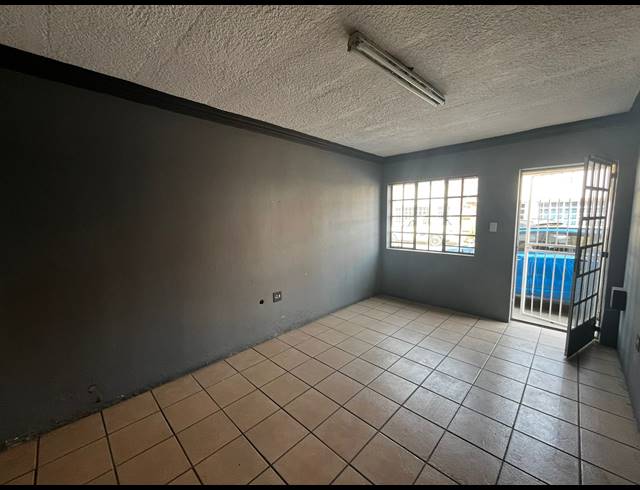 250M² FACTORY TO LET IN MOREHILL